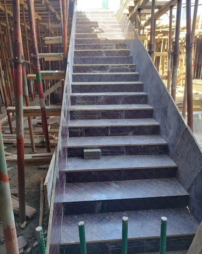 مقاول معماري جدة يقوم بتنفيذ أعمال الحدادة والقواعد لفيلا في حي أبحر الشمالية بجدة.