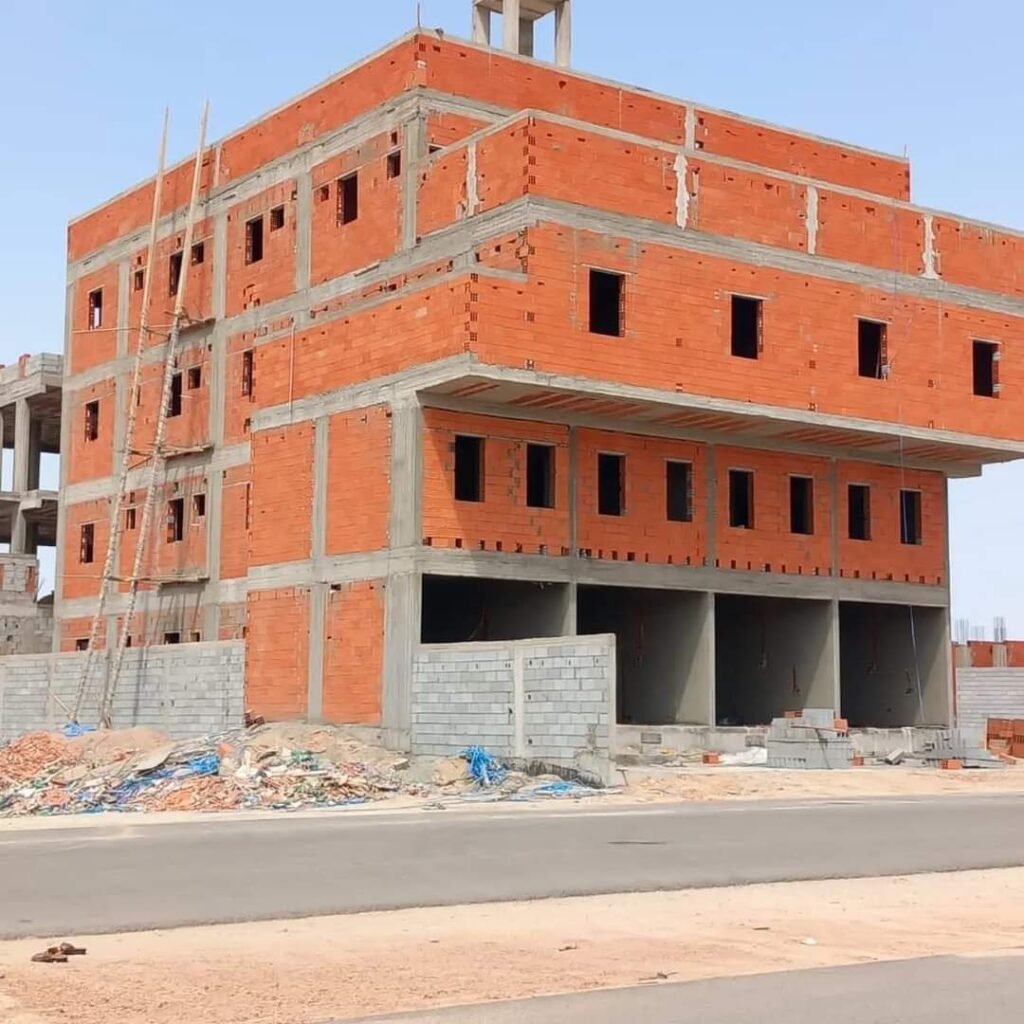 يعد مقاول بناء فلل جدة الخيار الأفضل لكل من يرغب في تنفيذ مشروع بناء فيلا سكنية أو منزل حديث وفق أعلى المعايير الهندسية. حيث توفر شركات المقاولات المتخصصة خدمات متكاملة تبدأ من تصميم الفيلا وتنفيذ أعمال العظم وحتى التشطيب الداخلي والخارجي وتسليم المفتاح، مع الالتزام بالمخططات الهندسية واستخدام مواد بناء عالية الجودة.